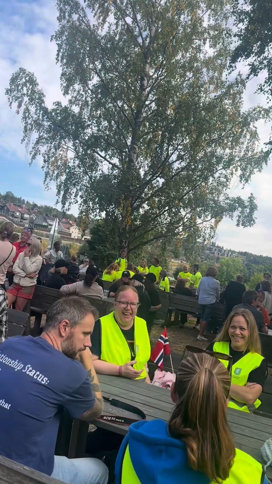 Deltakere i Kongsbergkampen samlet ved bord utendørs