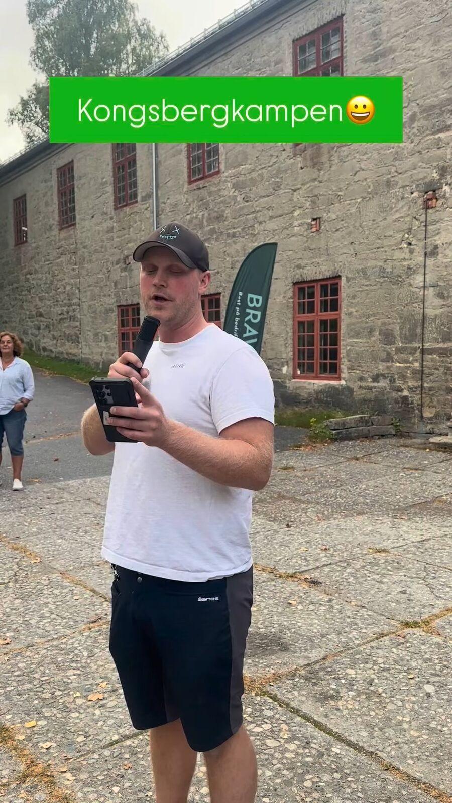 Programleder ønsker velkommen til Kongsbergkampen