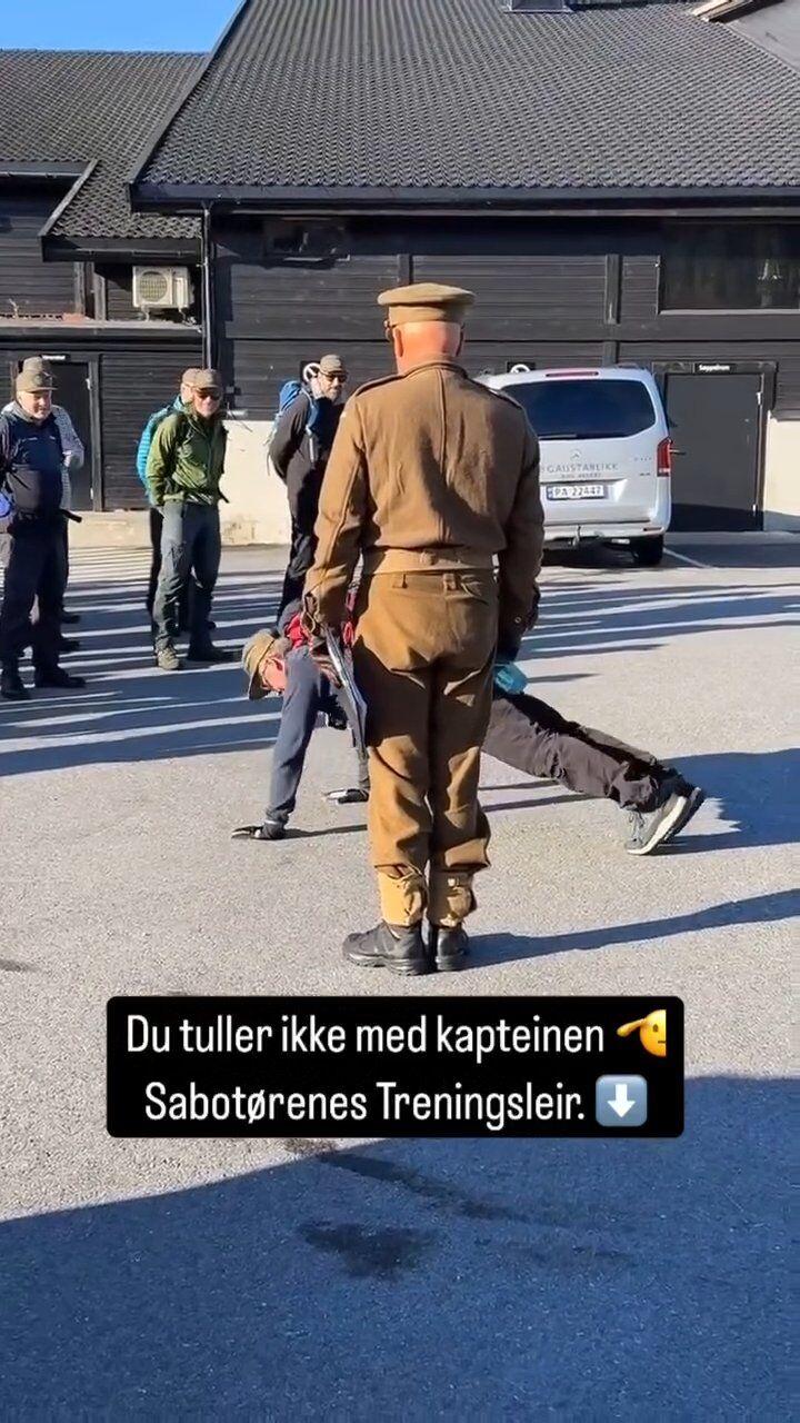 Rollefigur i uniform leder deltakere i en oppgave på Rjukan