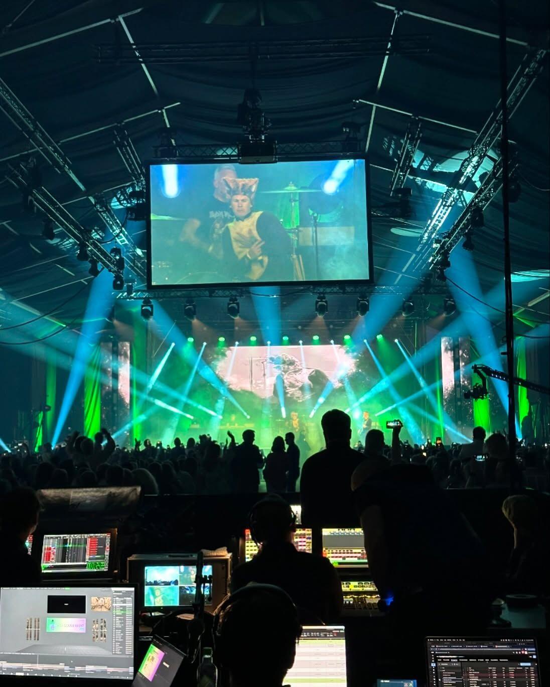 Scene med lysshow og publikum under sommereventet i telt
