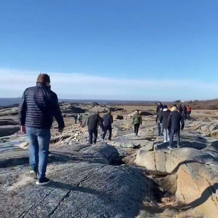 Deltakere går på svaberg ved Verdens ende