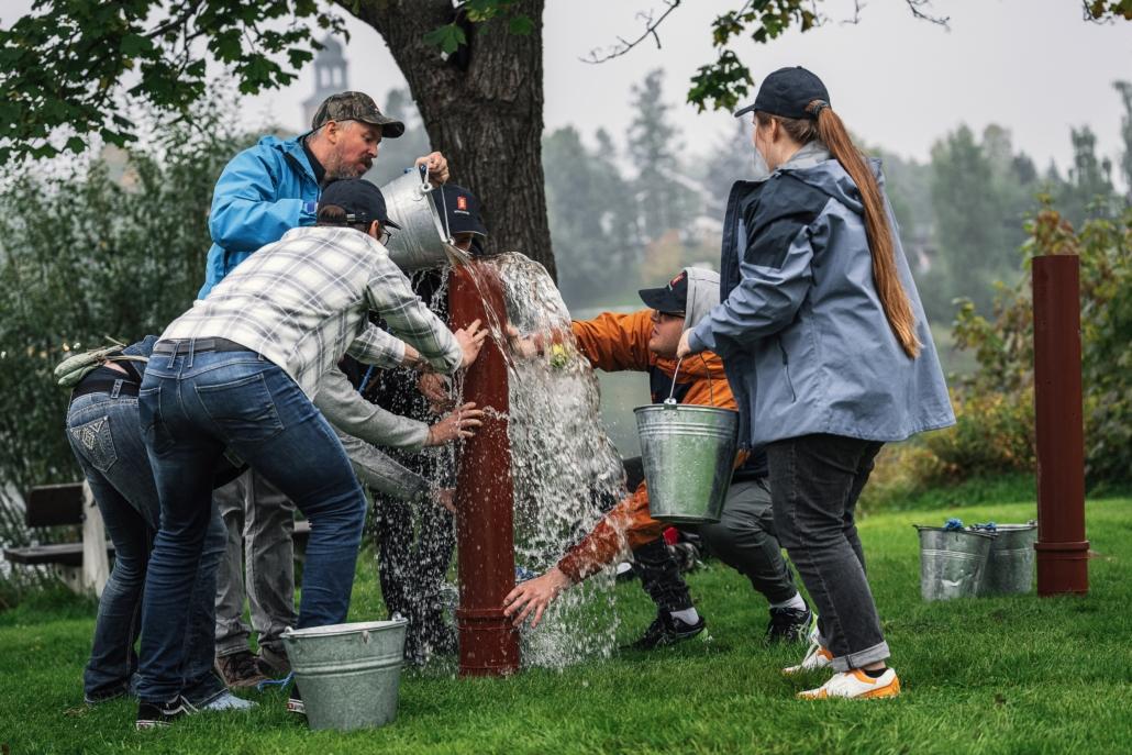 Lag som samarbeider om en oppgave med vann og rør