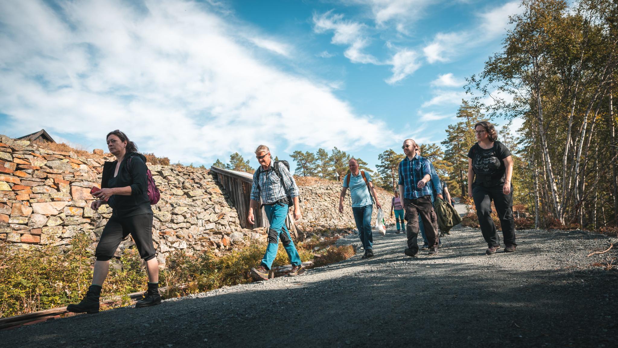 Deltakere på tur utendørs under et program