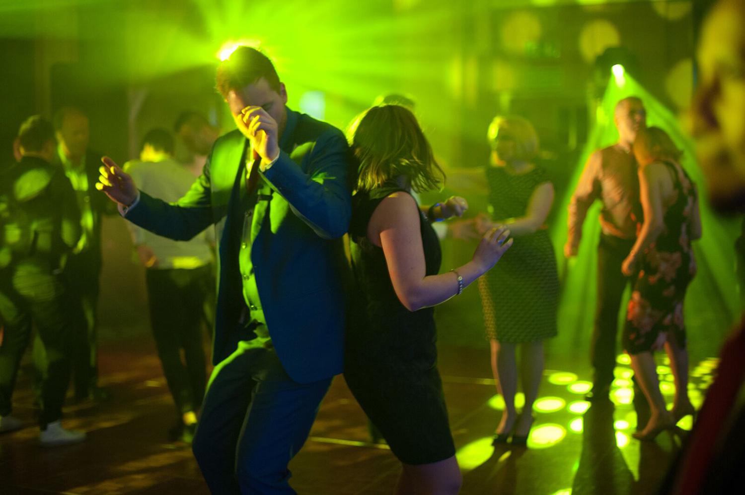 Dansegulv med lys og gjester