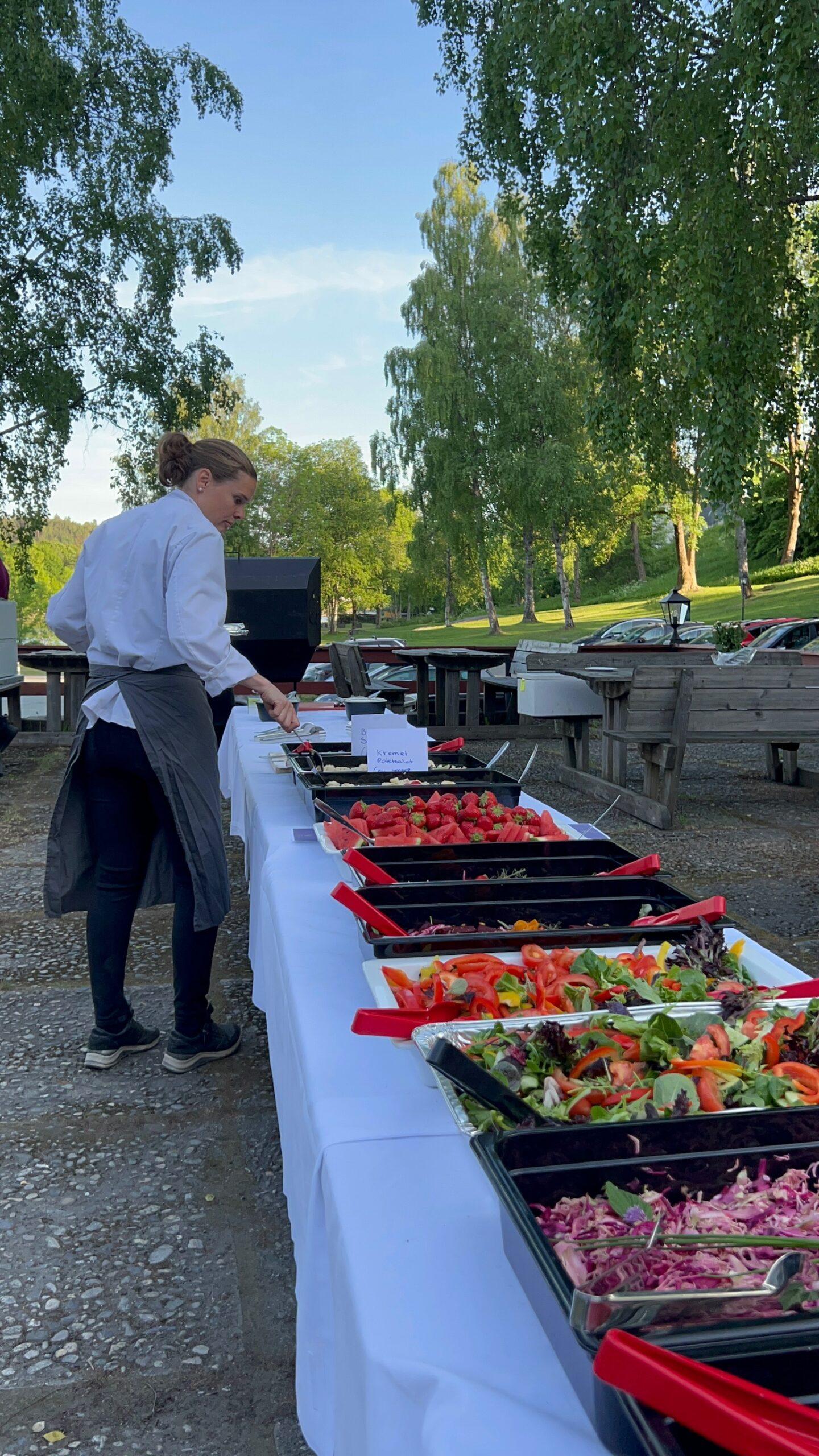 Fargerik buffet servert utendørs