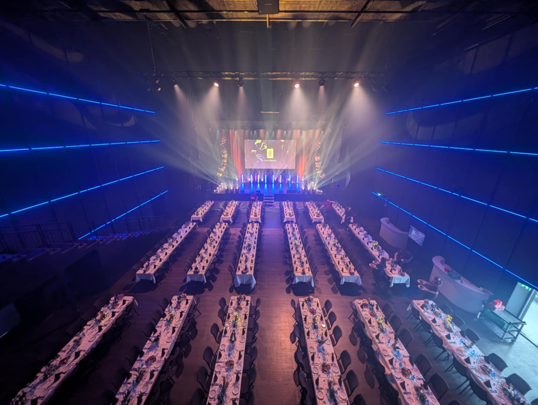 Konferansesal med scene og lys