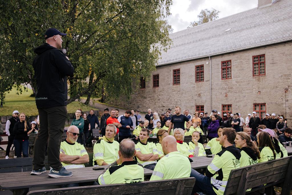 Lagene samles før start i Kongsbergkampen