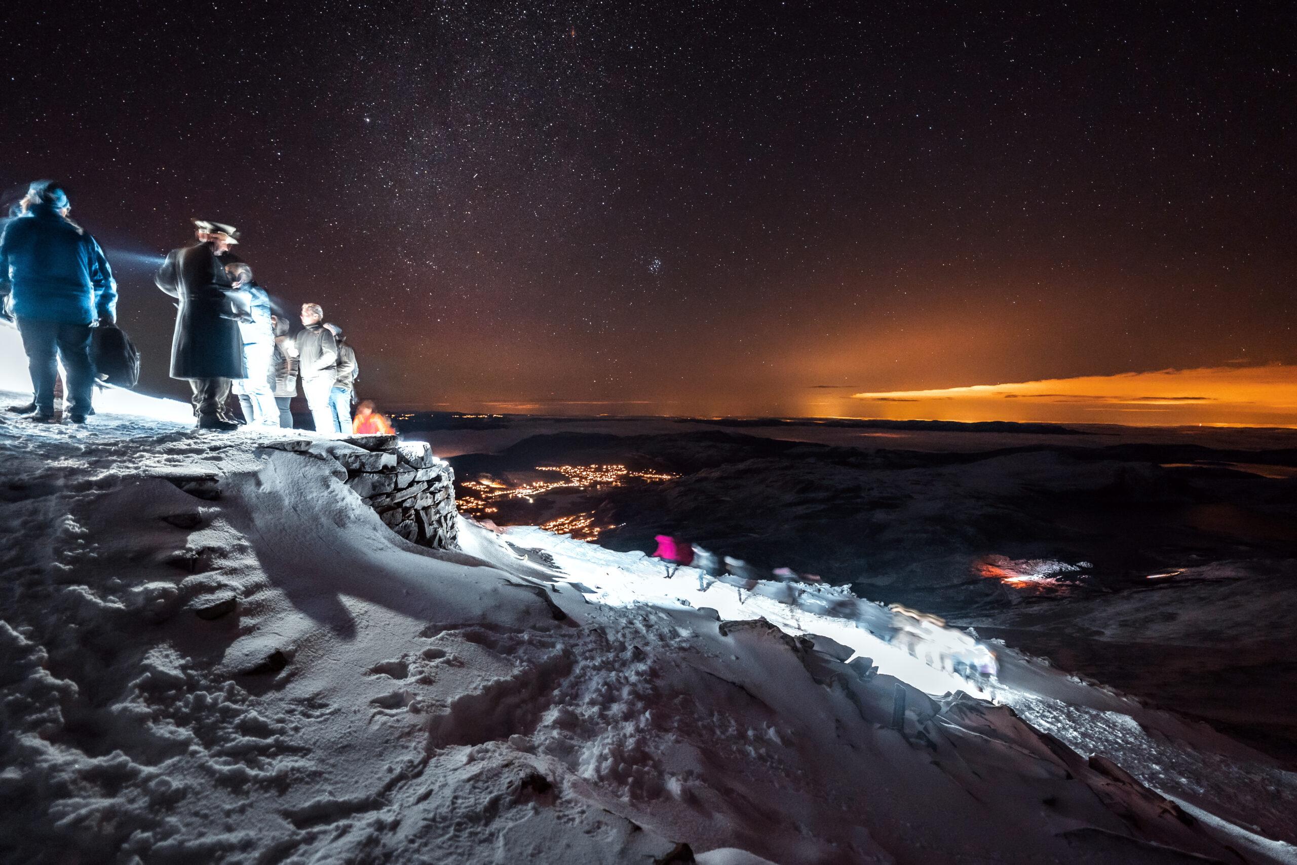 Gruppe under stjernehimmelen på fjellet