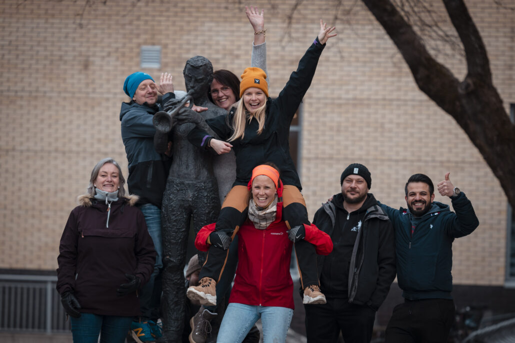 Et lagbilde av en gruppe mennesker som er engasjerte og smiler