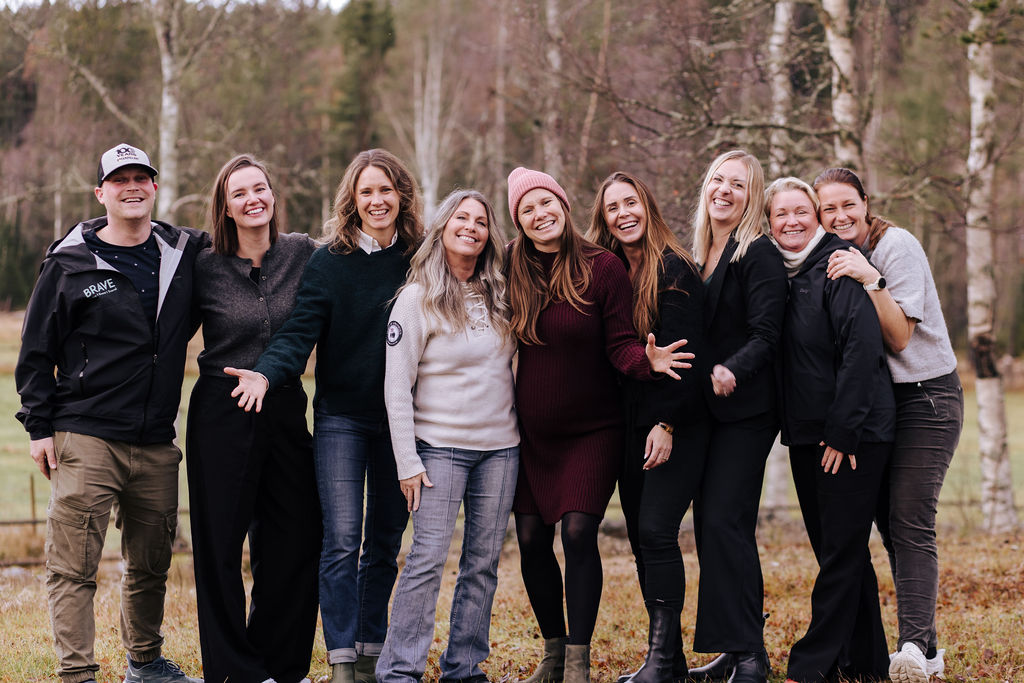 Fellesbilde av 9 glade personer