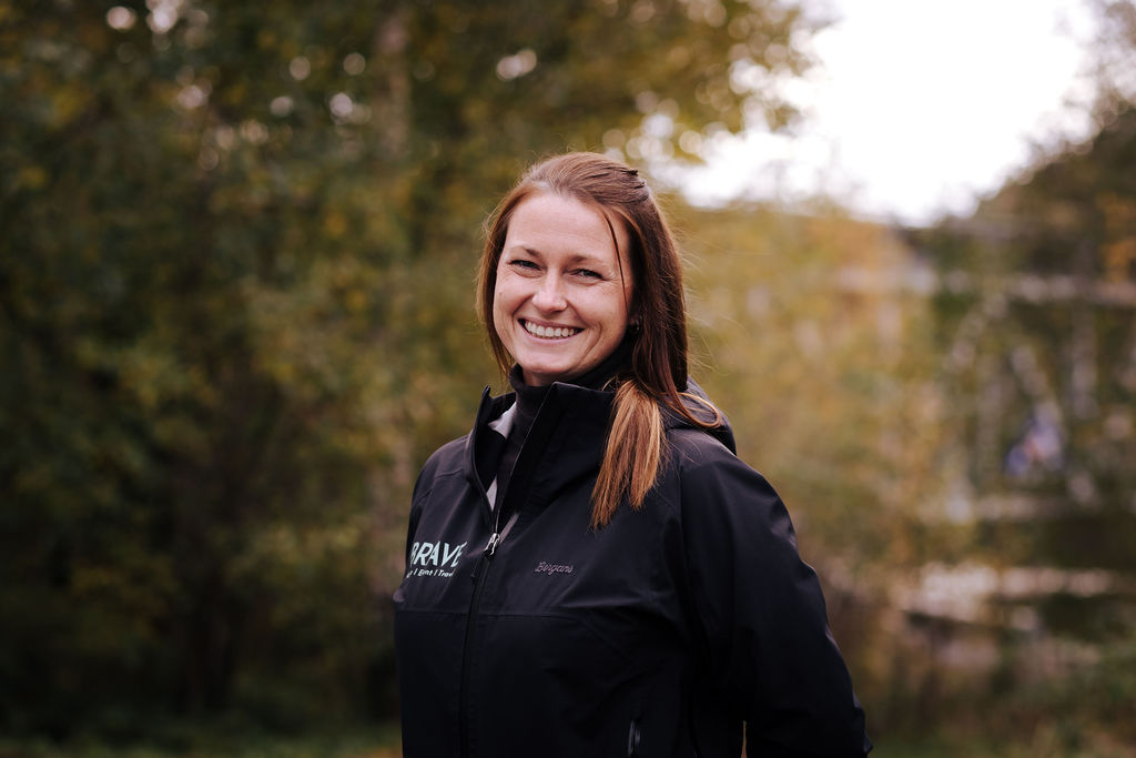 Profilbilde av dame med brunt hår som smiler