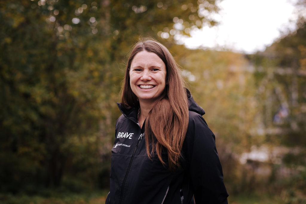 Profilbilde av dame som smiler med brunt hår