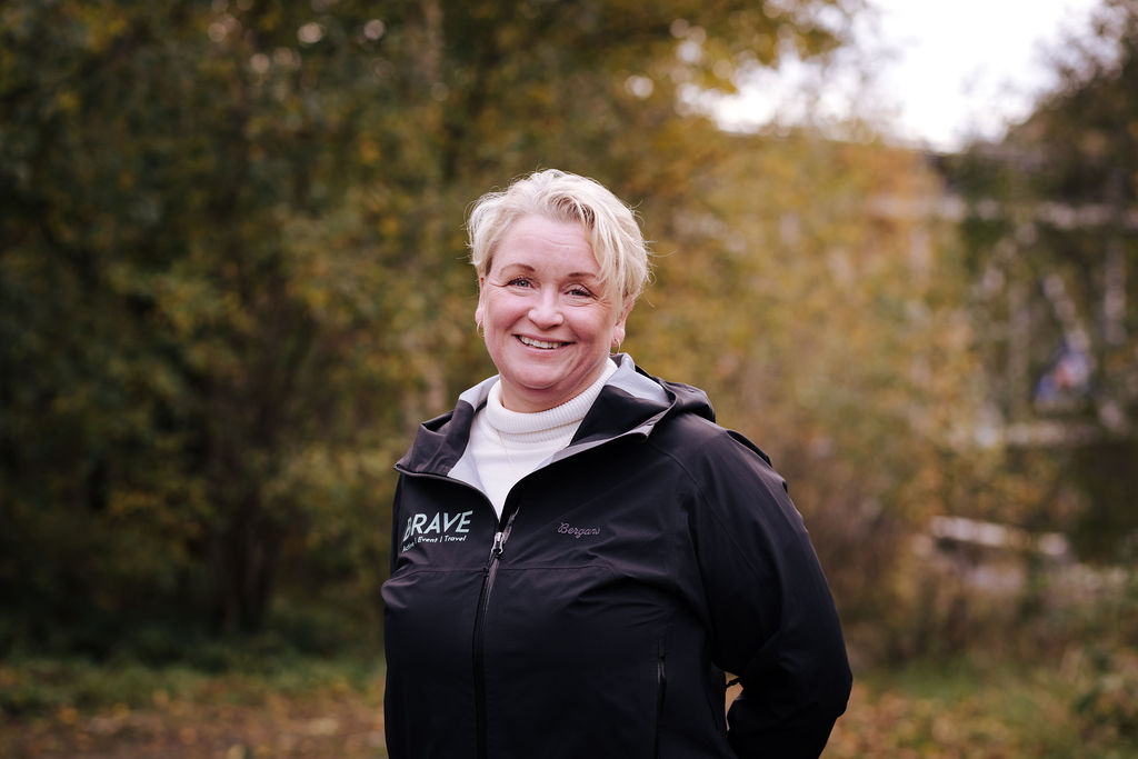 Profilbilde av blond dame som smiler