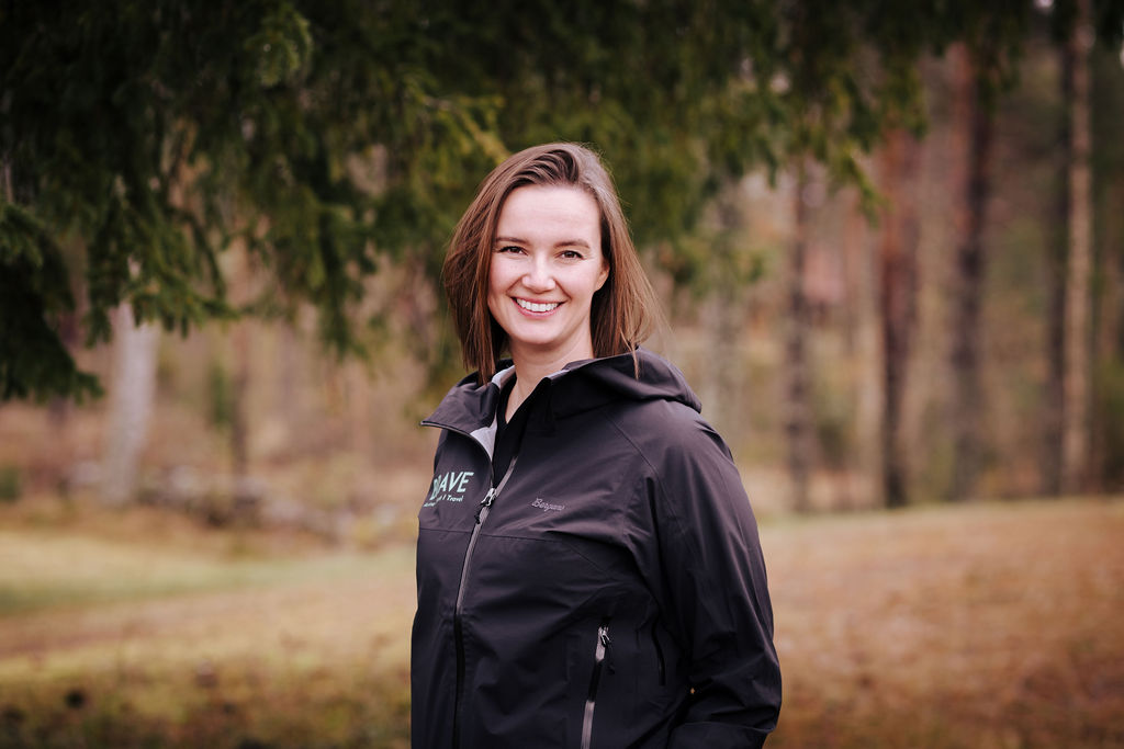 Profilbilde av dame som smiler med brunt hår