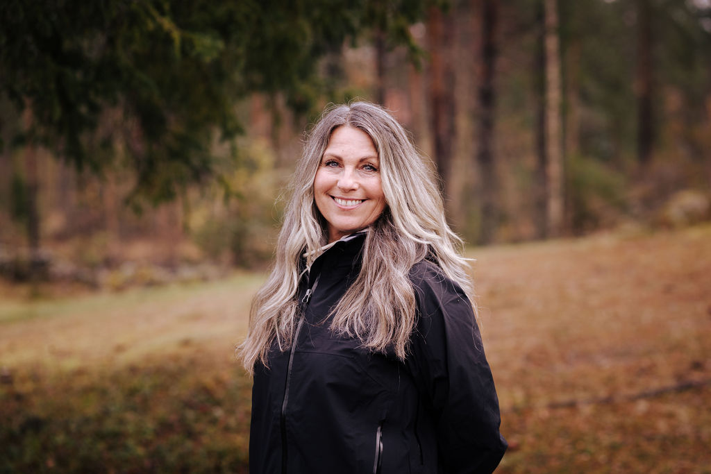 Profilbilde av dame som smiler med grå-blont hår