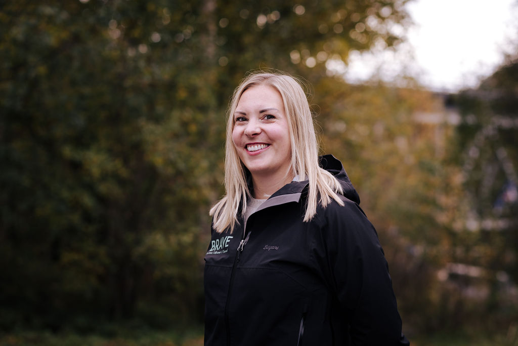 Profilbilde av blond dame som smiler