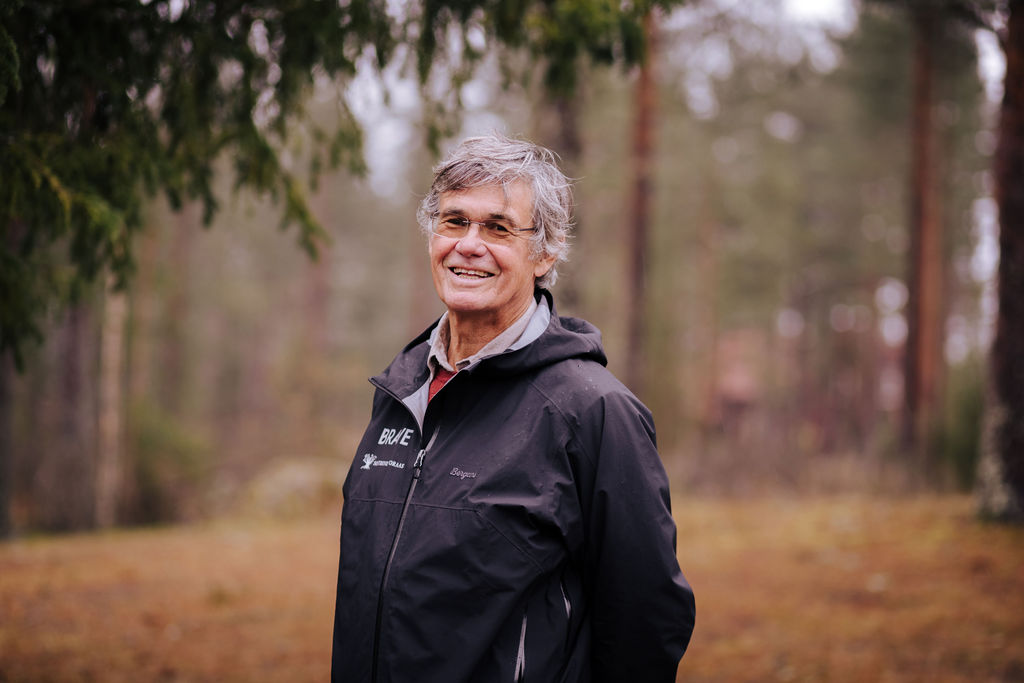 Profilbilde av mann med grålig hår som smiler